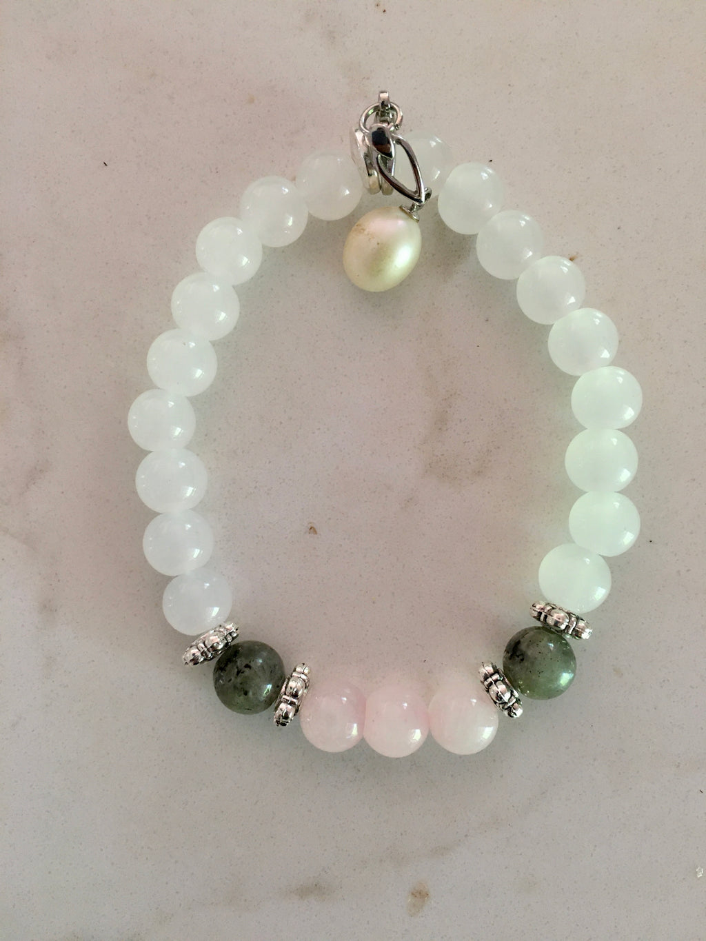 Pearls bracelet with natural gemstones