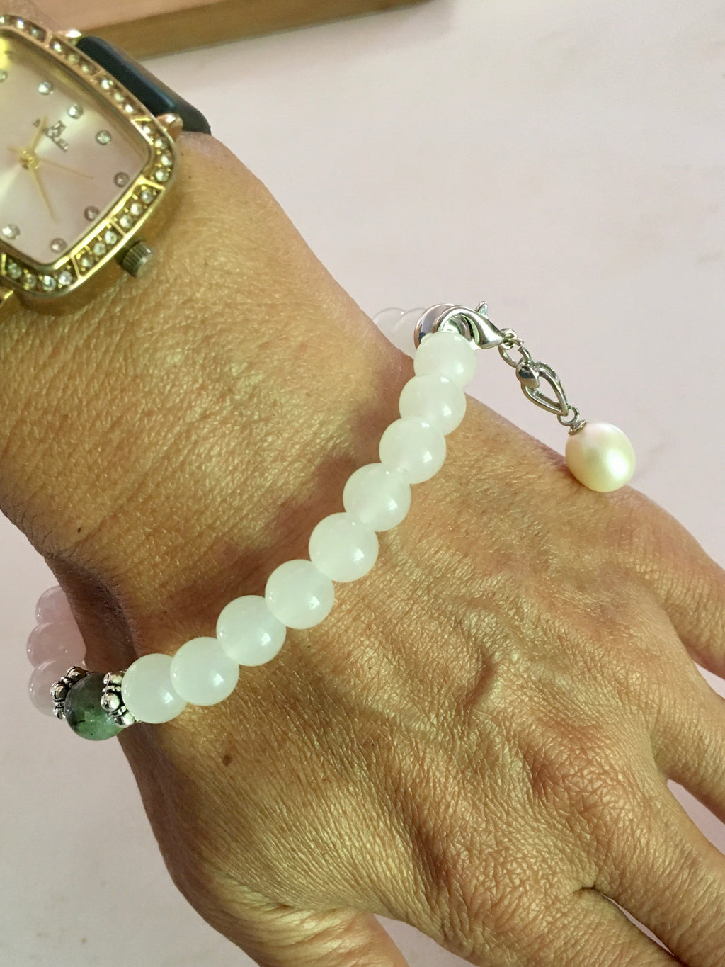 Pearls bracelet with natural gemstones