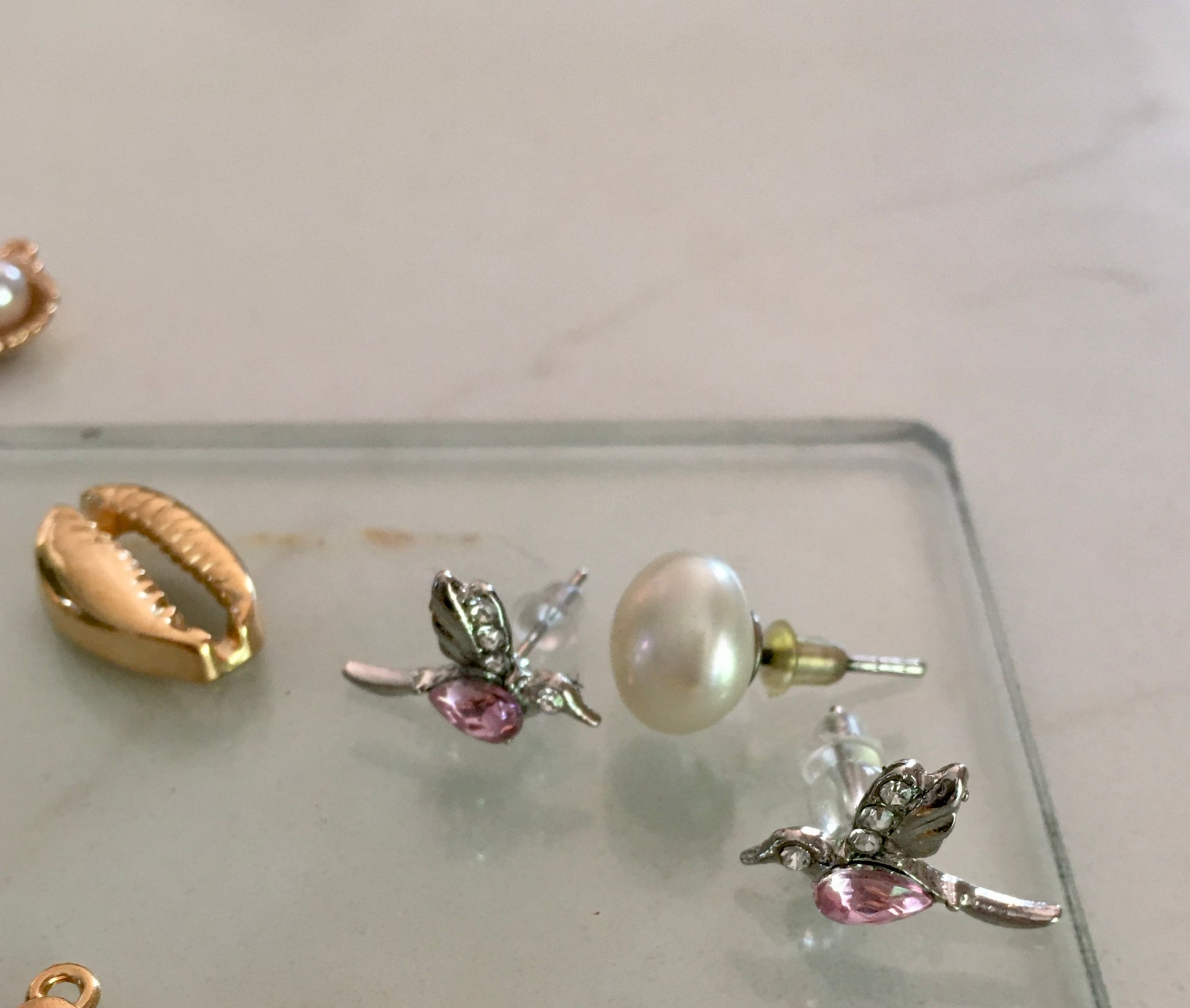 A single  Pearls earring stud